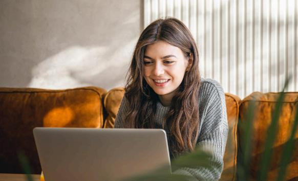 A support agent explains clear pricing for Driver's License Translation Services over chat while a client compares options.