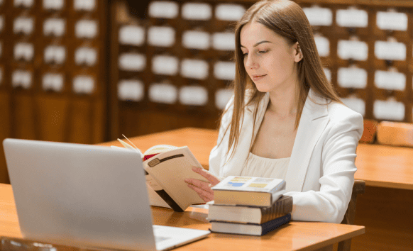 Student using Fredericksburg academic translation services to translate university transcripts and diplomas.