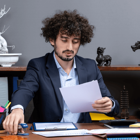 Translator delivering Hebrew translation services to ensure accuracy in financial documents and compliance.