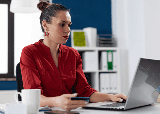 A woman working in a office symbolizes accurate and reliable urgent translation services for financial and business needs.