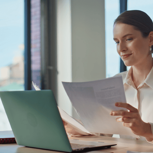 Expert translator working on French translations of complex financial documents with precision and accuracy.