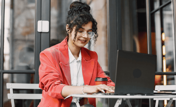 Translator offering Turkish translation services to a customer, ensuring seamless communication and satisfaction.