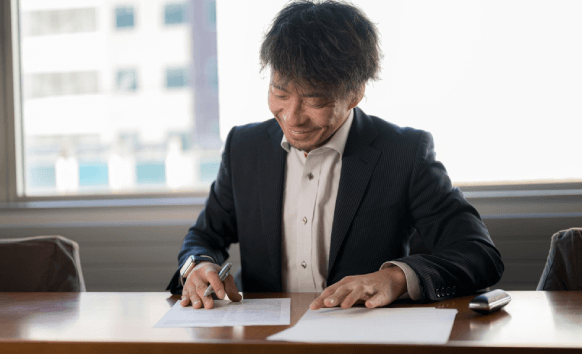 A legal team compares bilingual clauses as Contract Translation Services keep defined terms and numbering consistent.