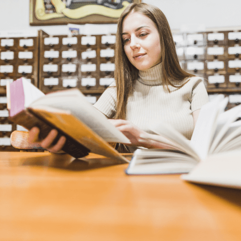 A student reading a textbook wich is translated in a Spanish language in Boston city.