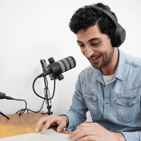 Voice artist delivering voice over services for diverse industries including corporate, gaming, and education Voice artist delivering voice over services for diverse industries including corporate, gaming, and education