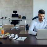Expert translator translating English document to Spanish.
